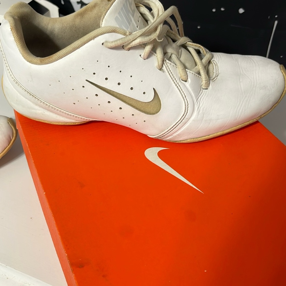 Nike women’s cheer shoes GUC